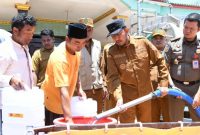 Warga Desa Langsar, Kecamatan Saronggi, Sumenep, menerima bantuan air bersih.