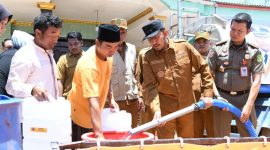 Warga Desa Langsar, Kecamatan Saronggi, Sumenep, menerima bantuan air bersih.