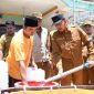 Warga Desa Langsar, Kecamatan Saronggi, Sumenep, menerima bantuan air bersih.
