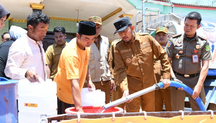 Warga Desa Langsar, Kecamatan Saronggi, Sumenep, menerima bantuan air bersih.