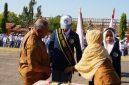 Kepala SMKN 1 Kalianget Zainul Sahari menyematkan selendang kepada Ketua OSIS periode 2026–2027 Jaya Laksmana saat pelantikan, Senin (5/10/2026).