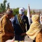 Kepala SMKN 1 Kalianget Zainul Sahari menyematkan selendang kepada Ketua OSIS periode 2026–2027 Jaya Laksmana saat pelantikan, Senin (5/10/2026).