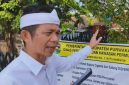 Om Zein terlihat memberikan teguran keras saat melakukan pengecekan terhadap papan informasi kegiatan pembangunan yang terpasang di kawasan Jalan Raya Sadang, Kabupaten Purwakarta.
