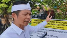 Om Zein terlihat memberikan teguran keras saat melakukan pengecekan terhadap papan informasi kegiatan pembangunan yang terpasang di kawasan Jalan Raya Sadang, Kabupaten Purwakarta.