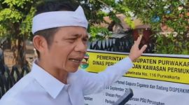 Om Zein terlihat memberikan teguran keras saat melakukan pengecekan terhadap papan informasi kegiatan pembangunan yang terpasang di kawasan Jalan Raya Sadang, Kabupaten Purwakarta.