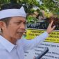 Om Zein terlihat memberikan teguran keras saat melakukan pengecekan terhadap papan informasi kegiatan pembangunan yang terpasang di kawasan Jalan Raya Sadang, Kabupaten Purwakarta.