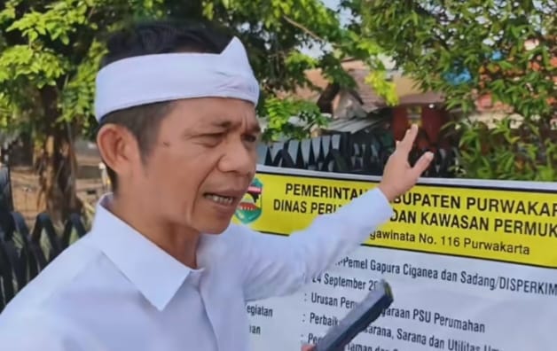 Om Zein terlihat memberikan teguran keras saat melakukan pengecekan terhadap papan informasi kegiatan pembangunan yang terpasang di kawasan Jalan Raya Sadang, Kabupaten Purwakarta.