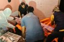 Petugas kepolisian melakukan pemeriksaan di lokasi seorang warga Pamolokan, Sumenep, yang ditemukan meninggal dunia di rumahnya, Rabu (7/10/2026) malam.