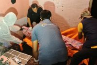 Petugas kepolisian melakukan pemeriksaan di lokasi seorang warga Pamolokan, Sumenep, yang ditemukan meninggal dunia di rumahnya, Rabu (7/10/2026) malam.