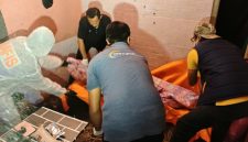 Petugas kepolisian melakukan pemeriksaan di lokasi seorang warga Pamolokan, Sumenep, yang ditemukan meninggal dunia di rumahnya, Rabu (7/10/2026) malam.
