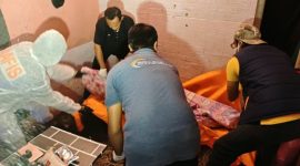 Petugas kepolisian melakukan pemeriksaan di lokasi seorang warga Pamolokan, Sumenep, yang ditemukan meninggal dunia di rumahnya, Rabu (7/10/2026) malam.