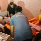 Petugas kepolisian melakukan pemeriksaan di lokasi seorang warga Pamolokan, Sumenep, yang ditemukan meninggal dunia di rumahnya, Rabu (7/10/2026) malam.