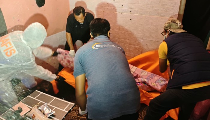 Petugas kepolisian melakukan pemeriksaan di lokasi seorang warga Pamolokan, Sumenep, yang ditemukan meninggal dunia di rumahnya, Rabu (7/10/2026) malam.