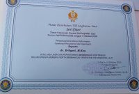 Brevet Kehormatan Kesehatan Penyelaman dan Hiperbarik dari TNI Angkatan Laut di Surabaya.