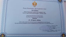 Brevet Kehormatan Kesehatan Penyelaman dan Hiperbarik dari TNI Angkatan Laut di Surabaya.