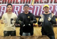 Petugas Satresnarkoba Polresta Sumenep menunjukkan barang bukti kasus narkotika jenis sabu di Kecamatan Saronggi.