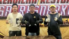 Petugas Satresnarkoba Polresta Sumenep menunjukkan barang bukti kasus narkotika jenis sabu di Kecamatan Saronggi.