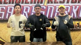 Petugas Satresnarkoba Polresta Sumenep menunjukkan barang bukti kasus narkotika jenis sabu di Kecamatan Saronggi.