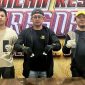 Petugas Satresnarkoba Polresta Sumenep menunjukkan barang bukti kasus narkotika jenis sabu di Kecamatan Saronggi.