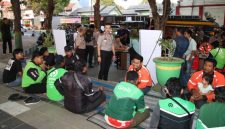 Kapolresta Sumenep Kombes Pol. Ariek Indra Sentanu bersama jajaran menggelar kegiatan Ngopi Bareng Masyarakat di kawasan Taman Bunga, Kamis (15/10/2026).