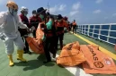 Tim SAR gabungan mengevakuasi korban KM Virgo Transport 8 di perairan Masalembo, Laut Jawa. Nakhoda kapal berinisial AY kini ditetapkan sebagai tersangka dan ditahan untuk kepentingan penyidikan. Foto:Antara