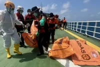 Tim SAR gabungan mengevakuasi korban KM Virgo Transport 8 di perairan Masalembo, Laut Jawa. Nakhoda kapal berinisial AY kini ditetapkan sebagai tersangka dan ditahan untuk kepentingan penyidikan. Foto:Antara