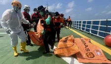 Tim SAR gabungan mengevakuasi korban KM Virgo Transport 8 di perairan Masalembo, Laut Jawa. Nakhoda kapal berinisial AY kini ditetapkan sebagai tersangka dan ditahan untuk kepentingan penyidikan. Foto:Antara