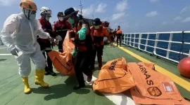 Tim SAR gabungan mengevakuasi korban KM Virgo Transport 8 di perairan Masalembo, Laut Jawa. Nakhoda kapal berinisial AY kini ditetapkan sebagai tersangka dan ditahan untuk kepentingan penyidikan. Foto:Antara