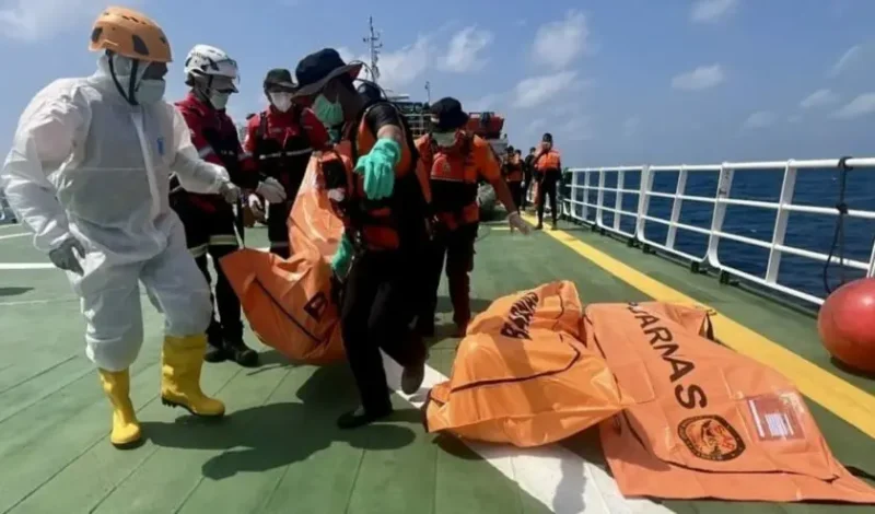 Tim SAR gabungan mengevakuasi korban KM Virgo Transport 8 di perairan Masalembo, Laut Jawa. Nakhoda kapal berinisial AY kini ditetapkan sebagai tersangka dan ditahan untuk kepentingan penyidikan. Foto:Antara
