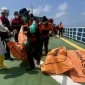 Tim SAR gabungan mengevakuasi korban KM Virgo Transport 8 di perairan Masalembo, Laut Jawa. Nakhoda kapal berinisial AY kini ditetapkan sebagai tersangka dan ditahan untuk kepentingan penyidikan. Foto:Antara
