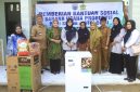 Wakil Ketua I KKKS Kabupaten Probolinggo Ning Umi Hani’ah Fahmi AHZ menyerahkan bantuan sosial sarana usaha produktif kepada keluarga penerima manfaat ODGJ di Kecamatan Tiris dan Leces, Kabupaten Probolinggo, Selasa (6/10/2026).