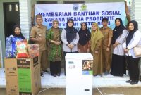 Wakil Ketua I KKKS Kabupaten Probolinggo Ning Umi Hani’ah Fahmi AHZ menyerahkan bantuan sosial sarana usaha produktif kepada keluarga penerima manfaat ODGJ di Kecamatan Tiris dan Leces, Kabupaten Probolinggo, Selasa (6/10/2026).