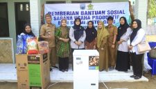 Wakil Ketua I KKKS Kabupaten Probolinggo Ning Umi Hani’ah Fahmi AHZ menyerahkan bantuan sosial sarana usaha produktif kepada keluarga penerima manfaat ODGJ di Kecamatan Tiris dan Leces, Kabupaten Probolinggo, Selasa (6/10/2026).