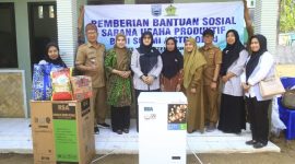 Wakil Ketua I KKKS Kabupaten Probolinggo Ning Umi Hani’ah Fahmi AHZ menyerahkan bantuan sosial sarana usaha produktif kepada keluarga penerima manfaat ODGJ di Kecamatan Tiris dan Leces, Kabupaten Probolinggo, Selasa (6/10/2026).