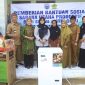 Wakil Ketua I KKKS Kabupaten Probolinggo Ning Umi Hani’ah Fahmi AHZ menyerahkan bantuan sosial sarana usaha produktif kepada keluarga penerima manfaat ODGJ di Kecamatan Tiris dan Leces, Kabupaten Probolinggo, Selasa (6/10/2026).