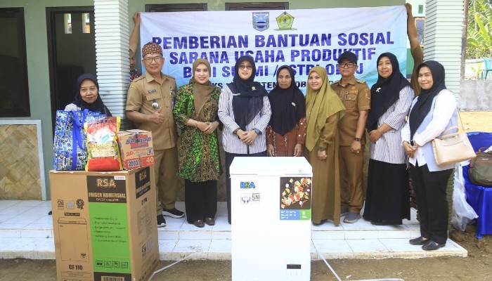 Wakil Ketua I KKKS Kabupaten Probolinggo Ning Umi Hani’ah Fahmi AHZ menyerahkan bantuan sosial sarana usaha produktif kepada keluarga penerima manfaat ODGJ di Kecamatan Tiris dan Leces, Kabupaten Probolinggo, Selasa (6/10/2026).