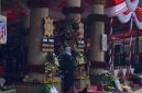 Gubernur Jawa Timur Khofifah Indar Parawansa memimpin upacara peringatan Hari Jadi ke-81 Provinsi Jawa Timur di Gedung Negara Grahadi, Surabaya, Senin (12/10/2026).