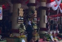 Gubernur Jawa Timur Khofifah Indar Parawansa memimpin upacara peringatan Hari Jadi ke-81 Provinsi Jawa Timur di Gedung Negara Grahadi, Surabaya, Senin (12/10/2026).