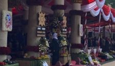 Gubernur Jawa Timur Khofifah Indar Parawansa memimpin upacara peringatan Hari Jadi ke-81 Provinsi Jawa Timur di Gedung Negara Grahadi, Surabaya, Senin (12/10/2026).