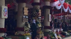 Gubernur Jawa Timur Khofifah Indar Parawansa memimpin upacara peringatan Hari Jadi ke-81 Provinsi Jawa Timur di Gedung Negara Grahadi, Surabaya, Senin (12/10/2026).
