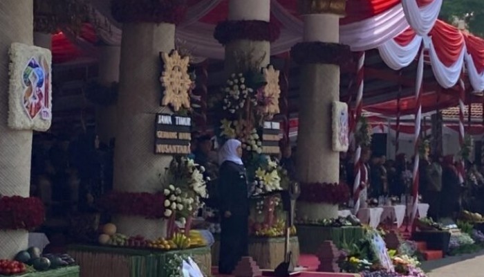 Gubernur Jawa Timur Khofifah Indar Parawansa memimpin upacara peringatan Hari Jadi ke-81 Provinsi Jawa Timur di Gedung Negara Grahadi, Surabaya, Senin (12/10/2026).