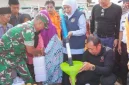 Gubernur Jawa Timur Khofifah Indar Parawansa menyalurkan bantuan air bersih kepada warga Dusun Marang, Desa Larangan Barma, Kecamatan Batuputih, Kabupaten Sumenep, yang terdampak kekeringan.