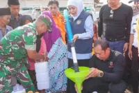 Gubernur Jawa Timur Khofifah Indar Parawansa menyalurkan bantuan air bersih kepada warga Dusun Marang, Desa Larangan Barma, Kecamatan Batuputih, Kabupaten Sumenep, yang terdampak kekeringan.