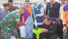 Gubernur Jawa Timur Khofifah Indar Parawansa menyalurkan bantuan air bersih kepada warga Dusun Marang, Desa Larangan Barma, Kecamatan Batuputih, Kabupaten Sumenep, yang terdampak kekeringan.