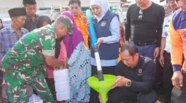 Gubernur Jawa Timur Khofifah Indar Parawansa menyalurkan bantuan air bersih kepada warga Dusun Marang, Desa Larangan Barma, Kecamatan Batuputih, Kabupaten Sumenep, yang terdampak kekeringan.