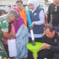 Gubernur Jawa Timur Khofifah Indar Parawansa menyalurkan bantuan air bersih kepada warga Dusun Marang, Desa Larangan Barma, Kecamatan Batuputih, Kabupaten Sumenep, yang terdampak kekeringan.