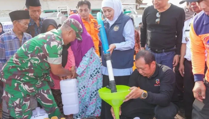Gubernur Jawa Timur Khofifah Indar Parawansa menyalurkan bantuan air bersih kepada warga Dusun Marang, Desa Larangan Barma, Kecamatan Batuputih, Kabupaten Sumenep, yang terdampak kekeringan.