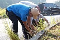 Bupati Bangkalan Lukman Hakim melaksanakan kerja bakti serta penanaman pohon di kawasan Kinibalu, Desa Mlajah, Kecamatan Bangkalan, Jumat (16/10/2026).