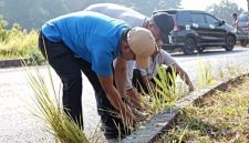 Bupati Bangkalan Lukman Hakim melaksanakan kerja bakti serta penanaman pohon di kawasan Kinibalu, Desa Mlajah, Kecamatan Bangkalan, Jumat (16/10/2026).