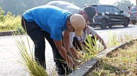 Bupati Bangkalan Lukman Hakim melaksanakan kerja bakti serta penanaman pohon di kawasan Kinibalu, Desa Mlajah, Kecamatan Bangkalan, Jumat (16/10/2026).